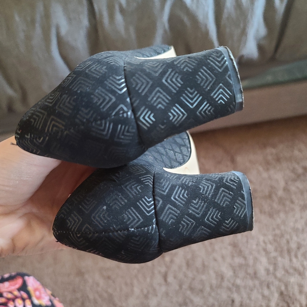 Pumps - Picture 2 of 6